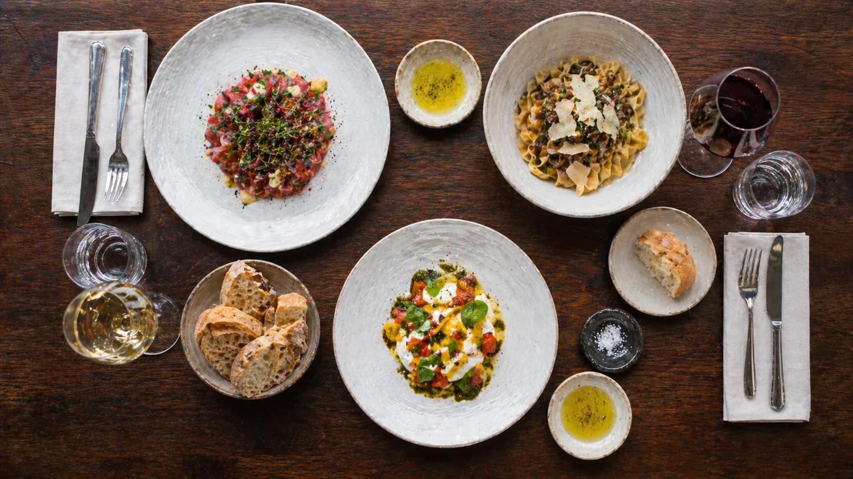 Auswahl italienischer Gerichte im Ristorante Goldoni — Carpaccio, Pasta und Burrata von oben